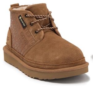 Brand New in Box Mens UGGs Chukka boots in size 9 ( Chestnut )